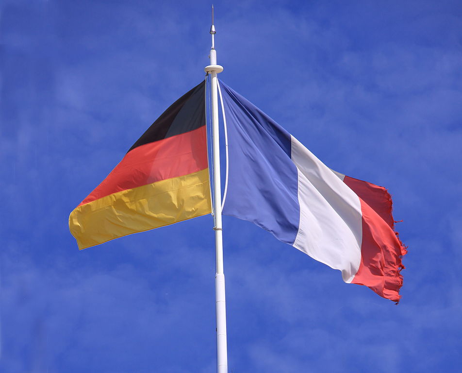 Deutschland und Frankreich Fahnen wehend im Wind